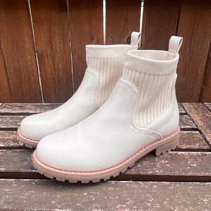 Boutique by Corkys Cabin Fever Chelsea Boot - Size 9 (fits like an 8)